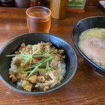 Nagasaki Ra-Men Saikai Seimenjo - チャーシュー丼は、
                        細切れチャーシューとそぼろ肉が乗ってます。
                        肉に味がしっかり付いていて、
                        ご飯との相性も良いですね♪