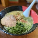 長崎らーめん 西海製麺所 - ドサッと入った青海苔がスープに溶け、
            いい香りを放ってます( ᵕᴗᵕ )✩⡱