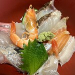 Oshokujidokoro Ooshio - 海鮮丼、新鮮な地魚達。ご飯少なめにしたらご飯が見えない