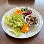 バルバルキッチンアメリ - いつものランチサラダ
      今日はお馴染みの食満豆腐の冷奴ではなく豆ひじき煮。
      これもほっとする美味！