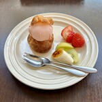 バルバルキッチンアメリ - 季節のフルーツとさくらシューアイス(¥500)
      初めにアイスクリームだけ食べた時は桜の香りがアイスの甘さに対して弱いと感じたが、自家製シューと合わせるとシューの塩気とのバランスがバッチリ。美味！