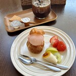バルバルキッチンアメリ - 季節のフルーツとさくらシューアイス(¥500)
      食後のアイスコーヒーS(¥300)