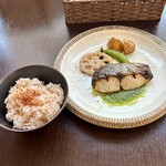 バルバルキッチンアメリ - ランチ：鰆のジェノベーゼソース(¥1,380)
      味は問題なく良かったが、ジェノベーゼソースは風味が強くないので、単なる塩焼きとそれほど違いを感じられなかった。正直価格的にやや割高に感じた。