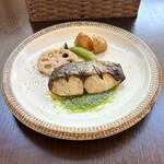 バルバルキッチンアメリ - ランチ：鰆のジェノベーゼソース(¥1,380) メイン
      個人的にはちょっと火を通し過ぎた印象。もう少しレアでホロリと崩れるような柔らかさが欲しかった。鰆だからしかたないことではあるが…。
