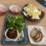 Sumibiyaki Tori To Doteryouri Taishuusakaba Jihei - お通し手まり寿司　塩ダレキャベツ　　　　　　　　パリパリピーマン　いぶりがっこクリームチーズ 