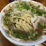 二両半 - 引っ張り出した中細ストレート麺ともも肉のチャーシュー