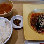 トージツフーズ - 韓国風牛すき煮(300円税込)、味噌汁(50円税込)、ご飯大盛り(110円税込)