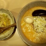 担担 - 坦坦麺トッピング味玉、レタス入りチャーハン（上方から）
