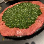 焼肉ホルモン 風土. - ネギたん
      ＊辛味の少ない万能ネギの極細刻みを片面焼きで