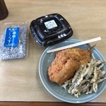 Koshigoe Gyogyo Kyodou Kumiai Tyokubaizyo - 持ち込み可なのでご飯や副菜（釜揚げしらす）を買い込んできて楽しむことも。