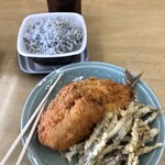 Koshigoe Gyogyo Kyodou Kumiai Tyokubaizyo - ドカ盛りしらすと三種の朝穫れ地魚フライ定食（を作り上げる）