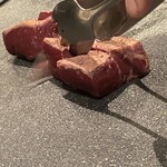 焼肉ホルモン 風土. - 新鮮レバーの炙りネギ塩
      ＊知床牛の捌き立てのレバーをサッとあぶり、特製のネギ塩ソースで