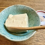 かぶと - 冷奴：甘みあってめちゃうまい　対馬の藻塩をかけるとさらに美味しい。毎日食べたい