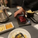 焼肉ホルモン 風土. - 新鮮レバーの炙りネギ塩
      ＊知床牛の捌き立てのレバーをサッとあぶり、特製のネギ塩ソースで