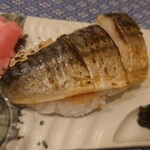 Sabano Uenimo Sannen - 名物焼き鯖すし ハーフ(320円)。
