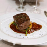 242467430 - フィレミニヨン。下に敷いてるのがチーズ入りのマッシュポテト。カロリー量すごいんだろうな…。