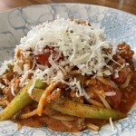 Osteria IL VIAGGIO - 自家製サルシッチャとアスパラガスのトマトソース1870円