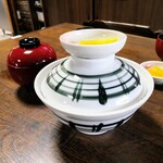 松野屋 - 丼の上に乗せられた沢庵が可愛い