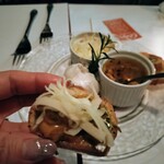 カナル - バゲットの上にニンニク、ソース、チーズを乗せて…