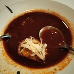 カナル - バゲットをスープにイン！更に上からスープをかけて、染み込ませてから一緒に食べる。