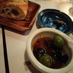 カナル - お通しのオリーブとパン。オイルがスパイシーで美味しい。