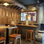 名古屋餃子製作所 - 店内の雰囲気(入口脇に２人がけカウンター席あり)