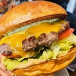 ヒッチ ハイカーズ バーガー スタンド - 料理写真:ハンバーガー+チーズ(トッピング) 