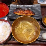 越後屋 文左衛門 - ★★鮭西京漬け定食 1034円 最近流行りのお魚定食だけのお店。酒粕の甘みが無く、ただの鮭定食になってるのは残念！夜でも1000円で定食 食べられるのは嬉しいしご飯大盛り無料！