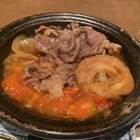 三田ばさら 本店 - お肉の下に隠れていた玉ねぎ、トマト、車麩