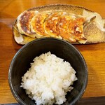 Teuchi Ramen Hayabusa - 餃子5個と半ライスのセット（¥450税込）
