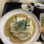 セルフうどんいりこ - ざるうどん550円大根おろしとうずらの卵ついてきた。