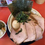 横浜家系ラーメン 裏大輝家 - 燻製チャーシュー麺 味玉