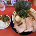 Yokohama Ie Keira-Men Ura Daikiya - 燻製チャーシュー麺 味玉 ライス