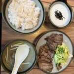 Gyuutan Shioyaki Te-Rusu-Puno Mise Beko Tora - 牛タンとろろ並盛り定食