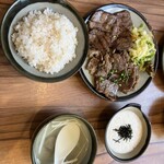 Gyuutan Shioyaki Te-Rusu-Puno Mise Beko Tora - 牛タンとカルビあい盛りとろろ大盛り定食