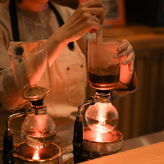 Enjoy siphon coffee during cafe time