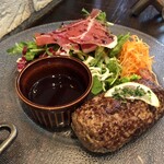 Taverna Hamburg - 常陸牛のレアハンバーグ生ハムサラダ