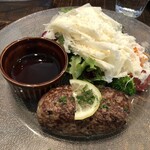 タヴェルナハンバーグ - 常陸牛のレアハンバーグ削りたてサラダ