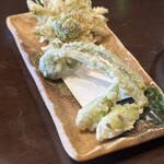 Teuchi Soba Dokoro Taniya - 山菜の天麩羅　カリッと上がって気持ち良い美味しさ。山菜特有の苦味の正体はポリフェノール、強い抗酸化力もあるので、季節の貴重な恵みを有難く頂きました♡