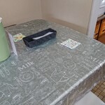 京町クロケットファミリー - こちらのテーブル席に知人と二人で座りました(^^)v