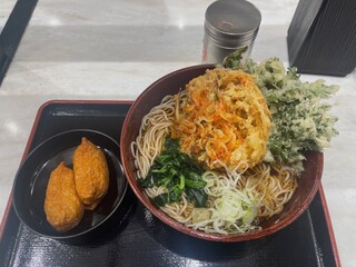 Hakone Soba Honjin - 桜海老のかき揚げと春菊の天ぷらそば(大盛)＋いなり寿司