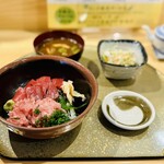 242496939 - 博多太郎寿司　中落ち鮪丼　赤だし（魚のアラ）、サラダ付き