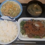 松屋 - ネギたっぷり牛肉エスニック炒め定食(780円也) ご飯は特盛まで無料‥