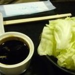 Yakitori Yachibouzu - まず出てくるキャベツと醤油タレ