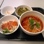 バンコクチキンライス南国泰飯 - チキンライスとトムヤンクン麺