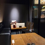 Tonkatsu Ando Yakitori An Yotsuya - 雰囲気のいい個室内。可動式の小さなテーブルが5脚あります。合コンや会社の食事会などにもよさそうです