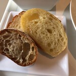 &PAN MARKET and BAKERY - 3種のパン、そのままでも美味しいが、ソースに付けるともっと美味い♡