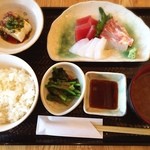 Narutake - ランチのお刺身定食。
                        普通に美味しかったー。
                        海鮮丼、いくら丼、今度食べたい！