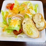 栗栗珈琲 - サラダとモヌッカさんのパン