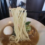 鶏×麦 らら - 自家製麺のストレート細麺をリズム良く食べたいので、「やわめに」とオーダー！麺を食べ終わる前に追加の替え玉も待ち時間が無く引き続き同じリズムで一気に食べてしまいました！